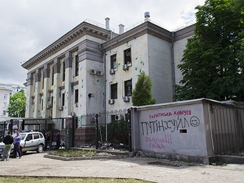 Студенти просять урядовців віддати громаді будівлю посольства РФ