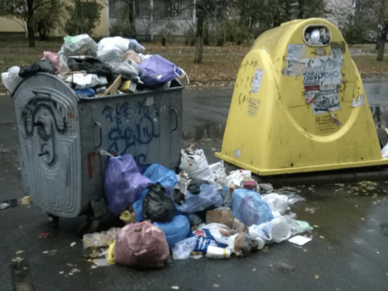 Жителі столиці невдоволені сміттєвозами, які забирають відходи вночі