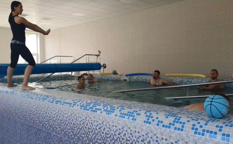 У Київському госпіталі ветеранів війни показали, як проходить реабілітація у воді