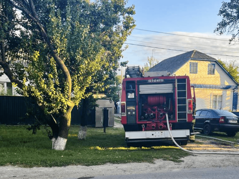 Через палаючу автівку у Яготині загорівся фасад будівлі (фото)