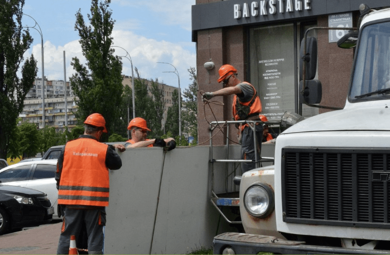 Майже три тисячі незаконних конструкцій прибрали у Києві у серпні: які райони очистили від реклами найбільше
