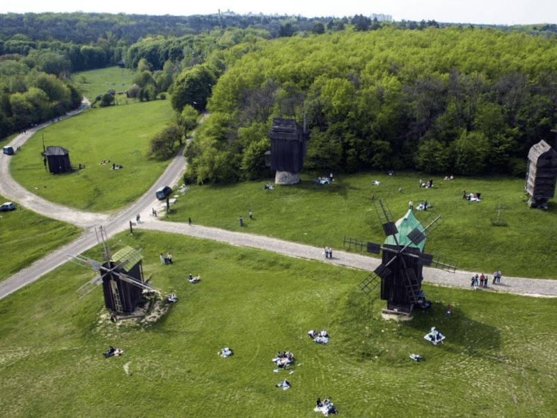 Забудовник прагне повернути загарбані при Черновецькому землі біля музею в Пирогові
