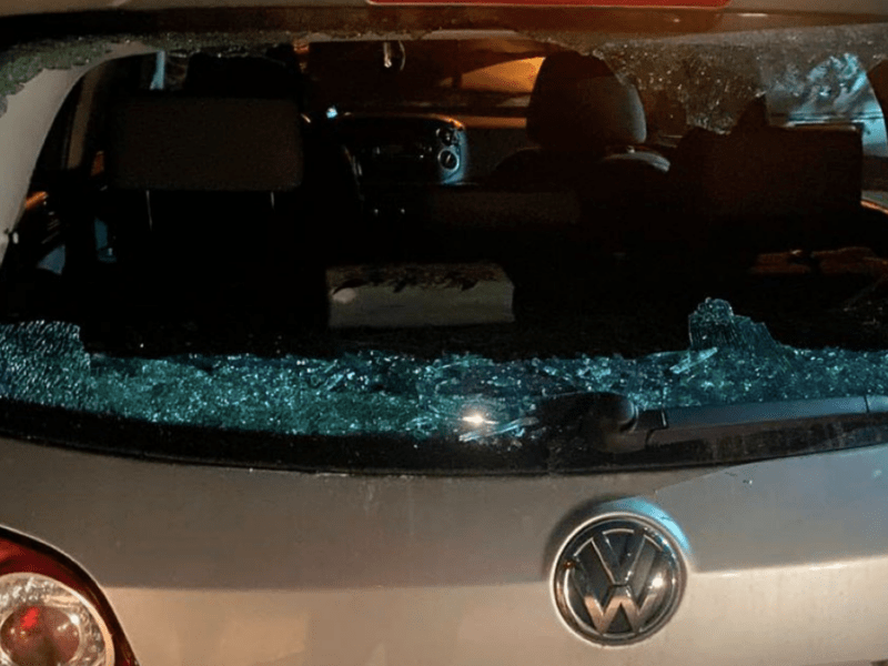 Розбив вікно в автівці та погрожував перехожим ножем: у Києві затримали хулігана