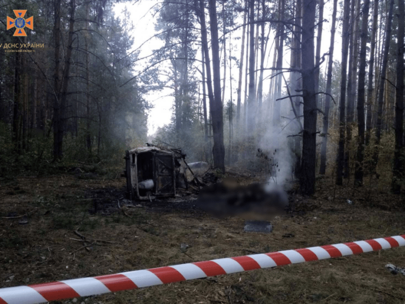 Вибухнула автівка: на Київщині внаслідок наїзду на міну у лісі загинув чоловік