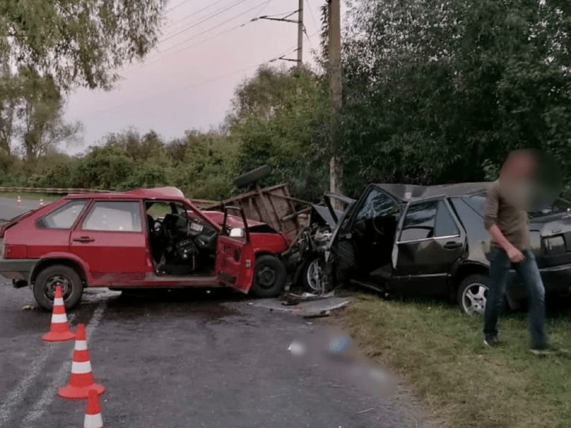 Виїхав на зустрічну смугу: троє людей постраждали у ДТП на Київщині (фото)