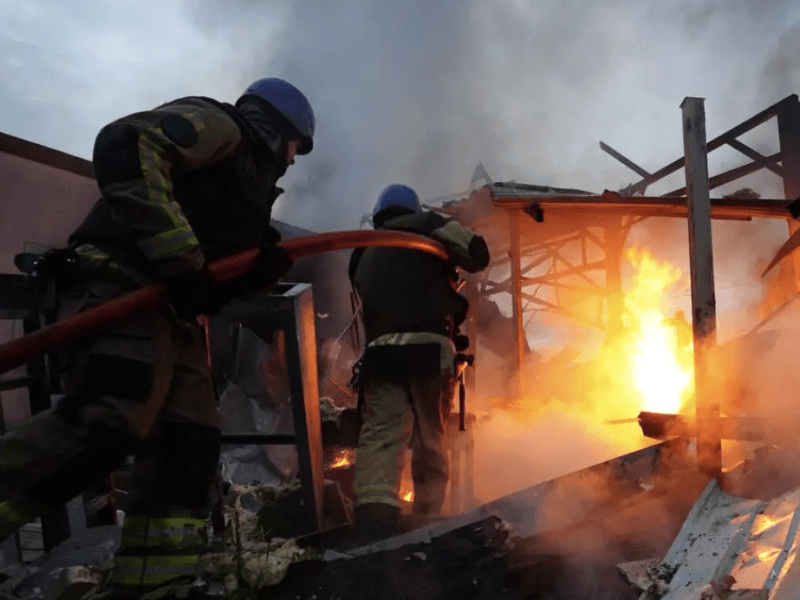Вибиті вікна та пожежі: рятувальники оприлюднили фото наслідків обстрілу Києва