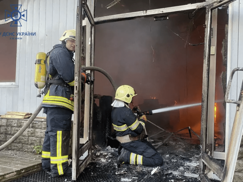 Масштабна пожежа: у Дніпровському районі загорівся ТЦ (фото)