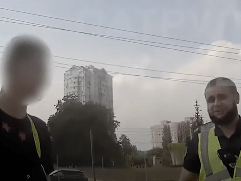 З’їв наркотики прямо в автівці, а патрульним сказав, що то «жуйка»: у Києві затримали водія-порушника