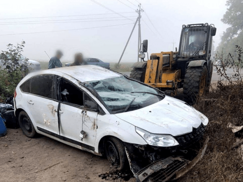 ДТП через туман: на Київщині автівка перекинулась на дах (фото)