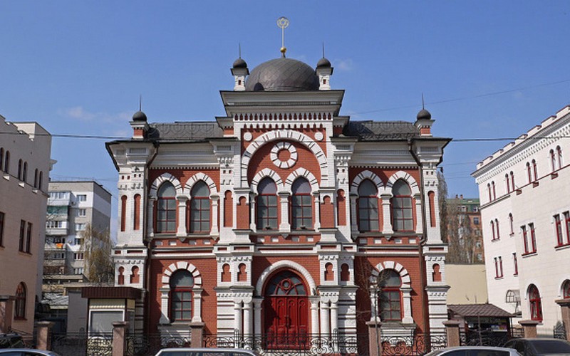 До синагоги в Києві внесли новий сувій Тори у пам’ять про воїнів, які загинули за Україну