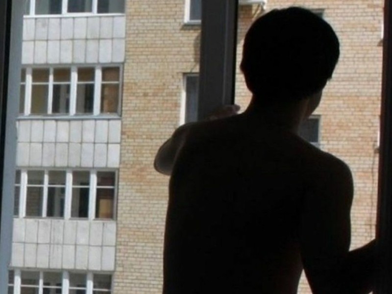 Знову самогубство: у Києві чоловік розбився на смерть, вистрибнувши з балкона висотки