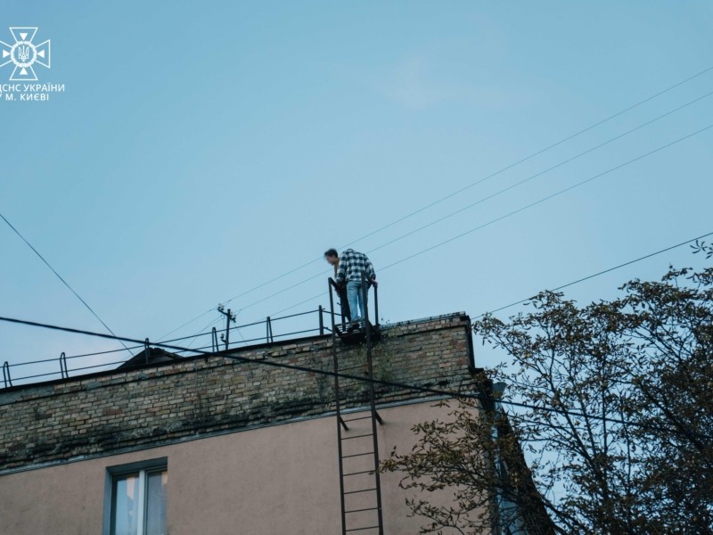 Шукали пригоди, потрапили в халепу: у Києві за допомогою рятувальної техніки зняли підлітків з даху