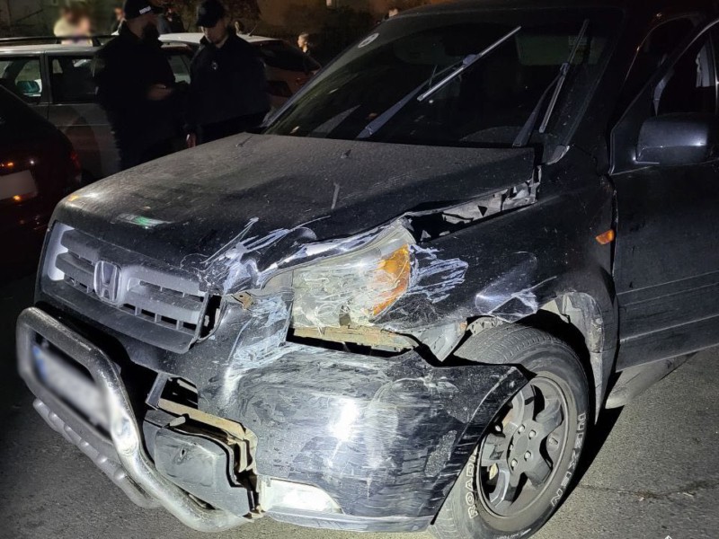 Водій у Києві пошкодив 11 автівок – катався п’яний, без прав, зате зі зброєю