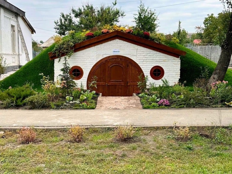 На Київщині для початкової школи побудували унікальне укриття у вигляді будиночку Гобітів