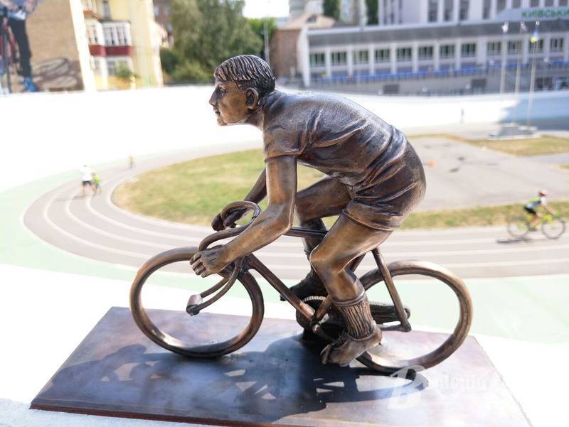 Бронзовий велосипедист на Київському велотреку приносить удачу