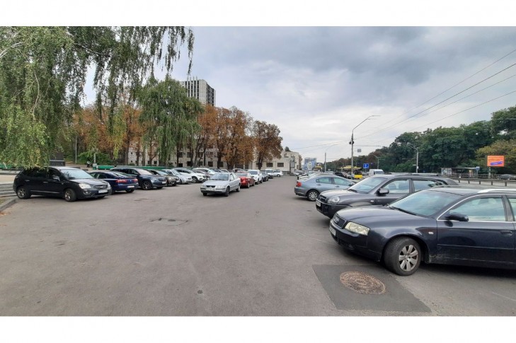 Стихійну парковку біля парку Пушкіна варто змінити на громадський простір