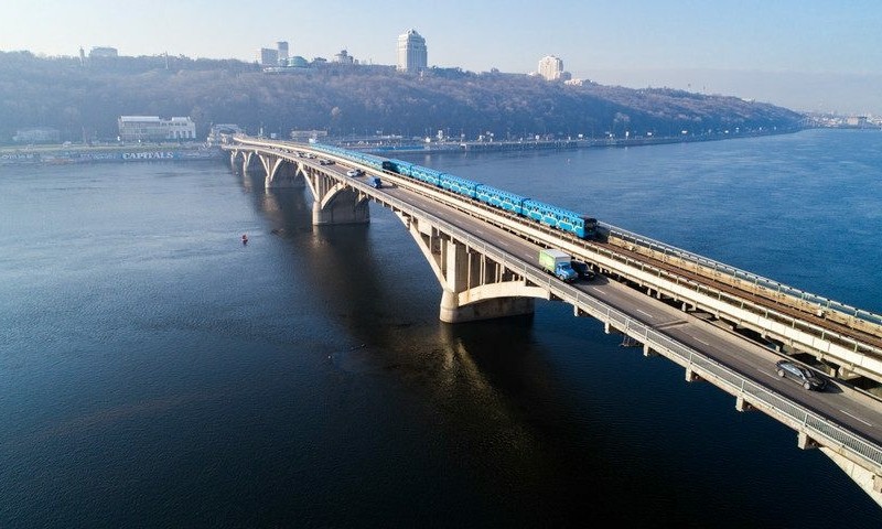 У Києві обмежать рух транспорту на мосту Метро через ремонт
