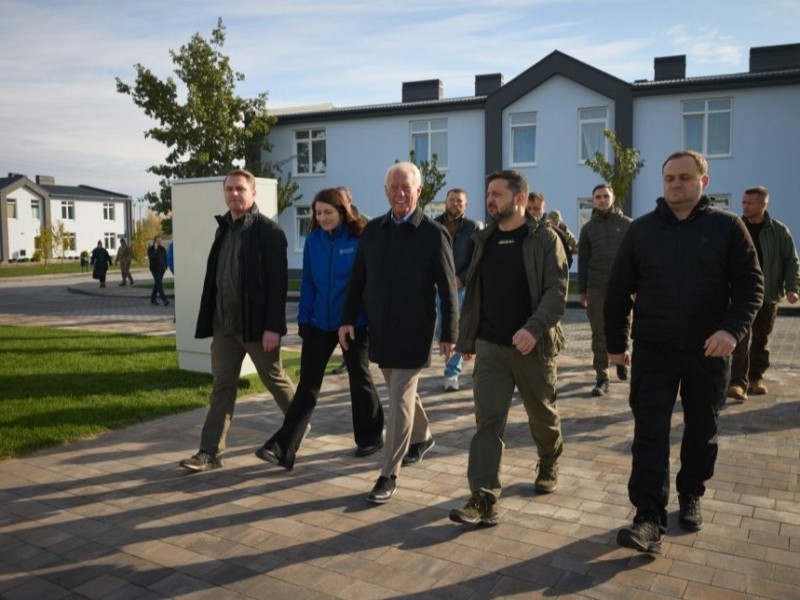 Зеленський на Київщині оглянув хід будівництва містечка для переселенців