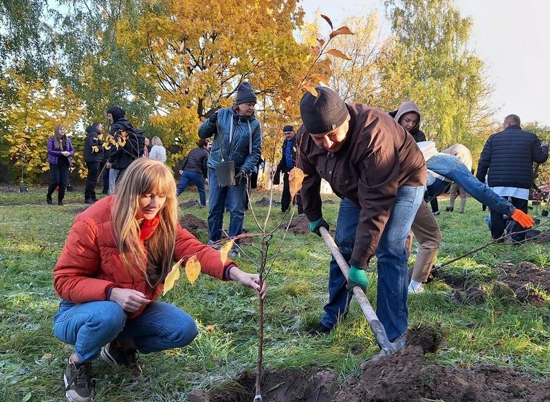 На Київщині у пам’ять про дітей, життя яких обірвала війна, висадили яблуні