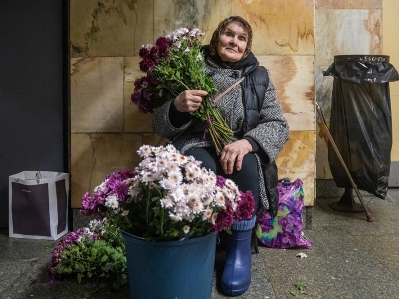 50 років продає квіти біля метро: історія бабусі Галі, будинок якої знищила російська ракета