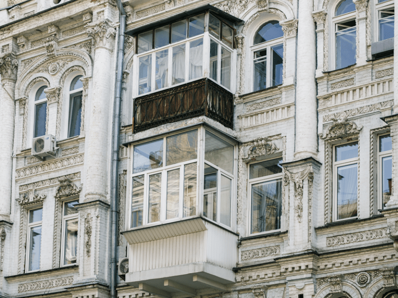 У Києві вже штрафують за встановлення балконів, дверей, терас чи добудов на пам’ятках