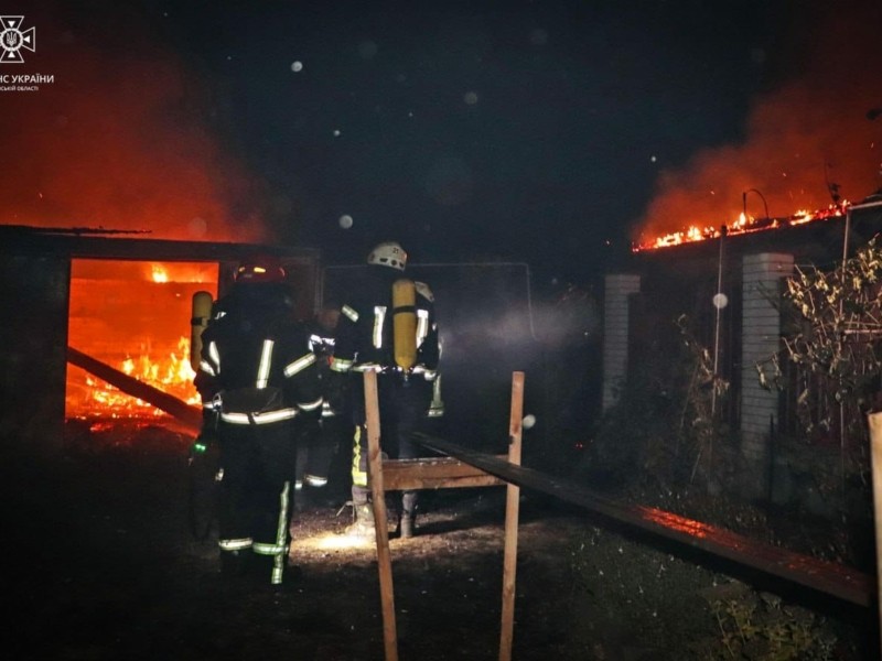 У Літках згоріли два будинки і гаражі – загинула жінка, постраждав чоловік