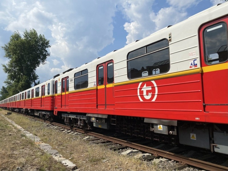 Ще 12 варшавських вагонів прибули до столиці