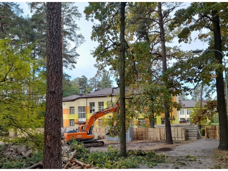 У Ворзелі розчищають майданчик для будівництва школи і садочка: мають зрубати майже 300 дерев