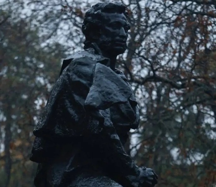 Не сподобалася ініціатива: у Києві з пам’ятника Пушкіну зняли маскувальну сітку