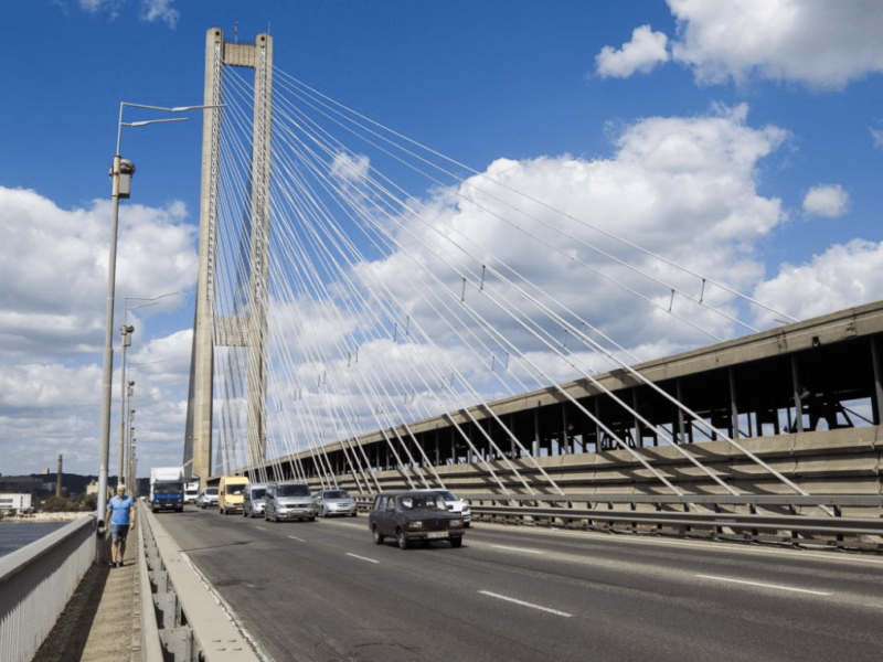 Кияни обурені: у КМВА пояснили, хто має право їздити Південним мостом