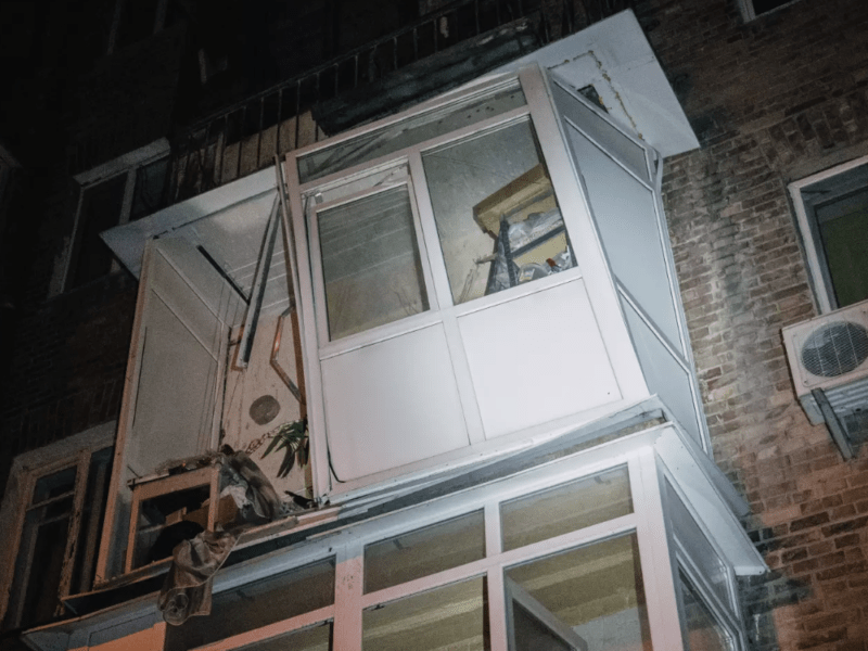 Вибух у будинку на Солом’янці: у квартирі вибиті вікна та зруйнований балкон (фото)