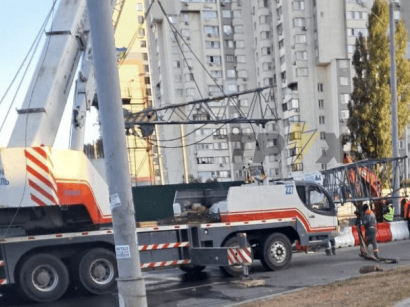 Через падіння будівельного крана у столиці змінили рух низки тролейбусів та автобусів