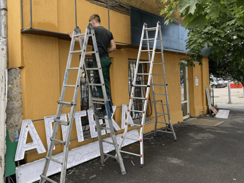 Ще дві вулиці Києва звільнять від незаконної реклами: де триватиме демонтаж