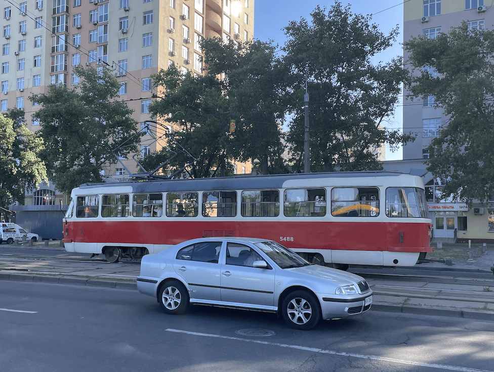 На лівому березі Києва затримуються трамваї