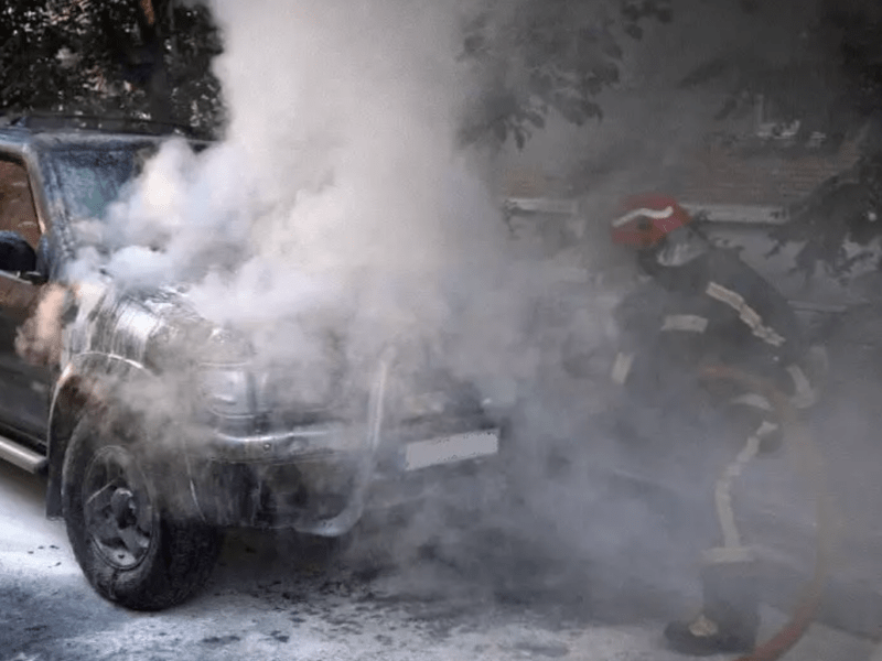 11 рятувальників гасили палаючу автівку на Подолі