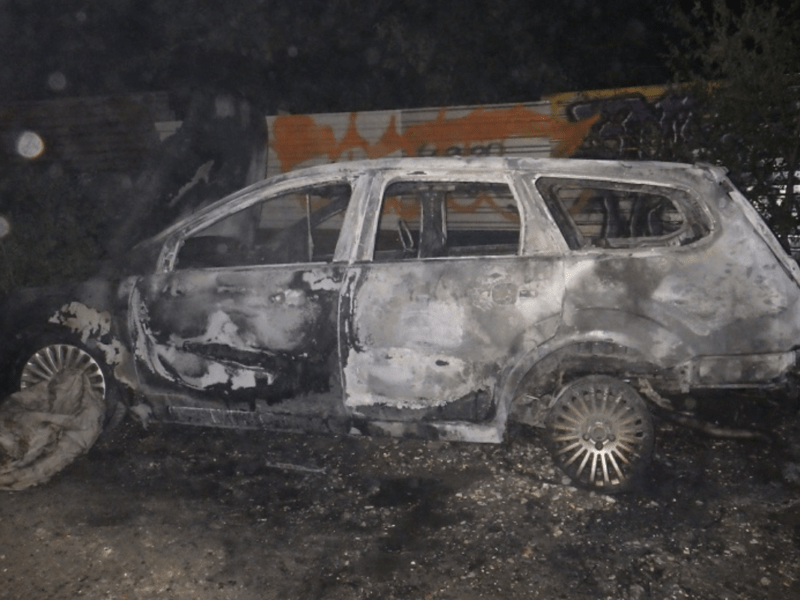 Може сісти на 10 років: у Києві чоловік вкрав шторку до багажника та підпалив автівку, щоб приховати злочин