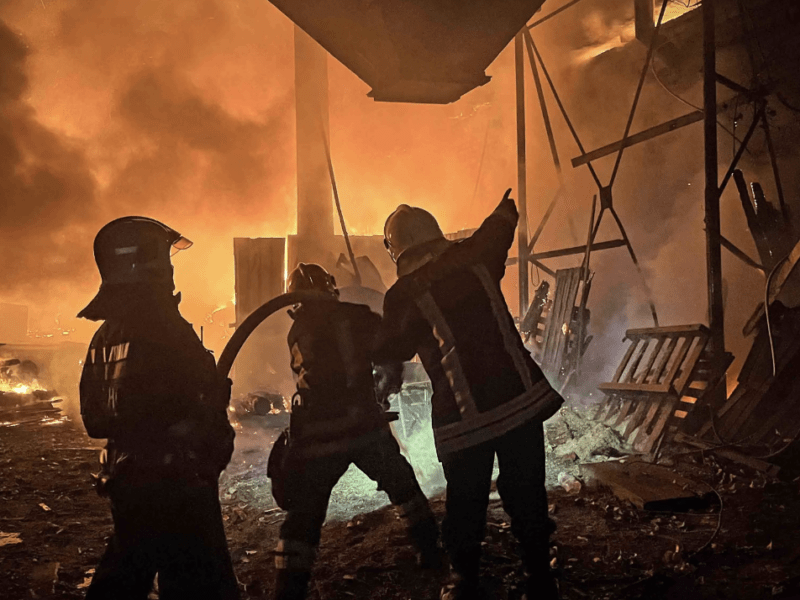 Масштабна пожежа в Українці: рятувальники дві з половиною години гасили склад з деревиною (фото, відео)