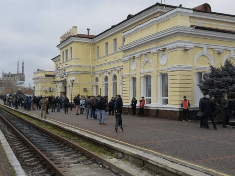 Обстріл Херсона: ударною хвилею пошкодило потяг, який прямував до Києва