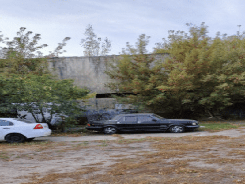 Кияни вимагають зробити парковку на місці занедбаної споруди на Борщагівці