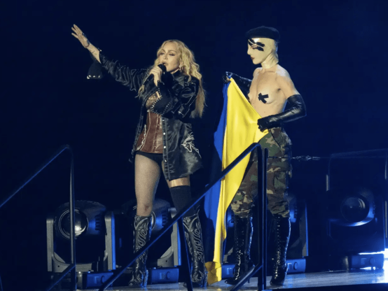 Мадонна під час свого концерту вийшла на сцену з прапором України (відео) Мадонна під час свого концерту вийшла на сцену з прапором України (відео)