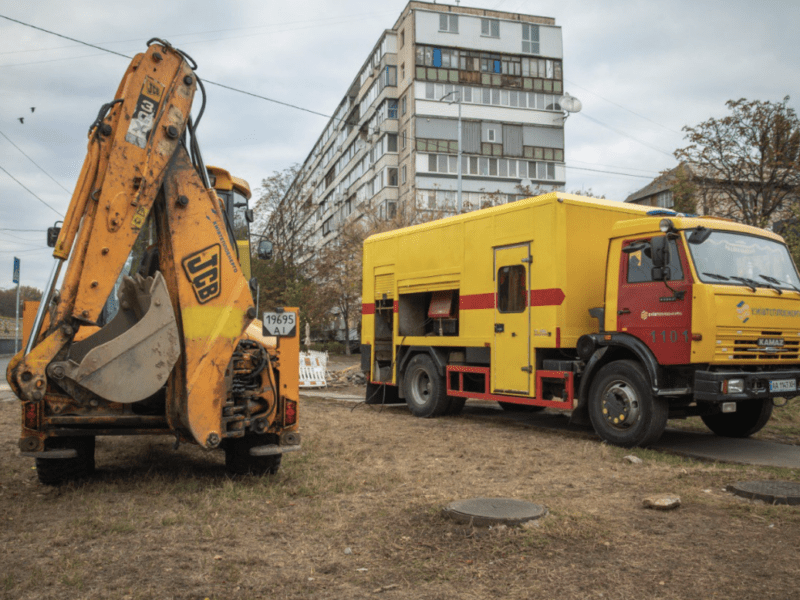 Микільська Борщагівка буде з теплом: комунальники відремонтували аварійний трубопровід (фото)