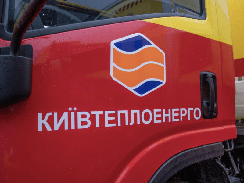 Жителям Печерська повернули тепло: аварійники ліквідували пошкодження трубопроводу