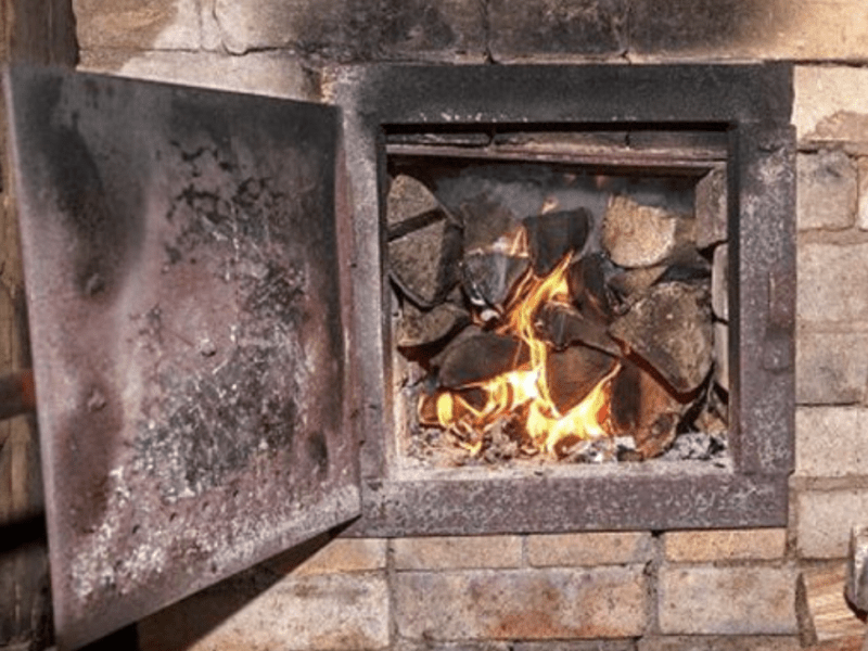 Вогонь забирає життя: жителям Київщини нагадали правила безпеки при пічному опаленні