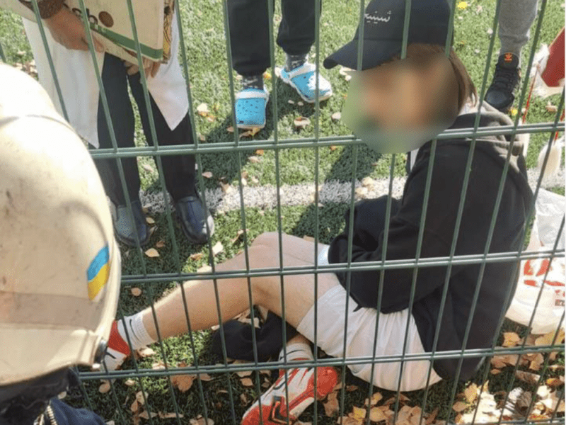 У Борисполі дитині затисло ногу у металевому паркані
