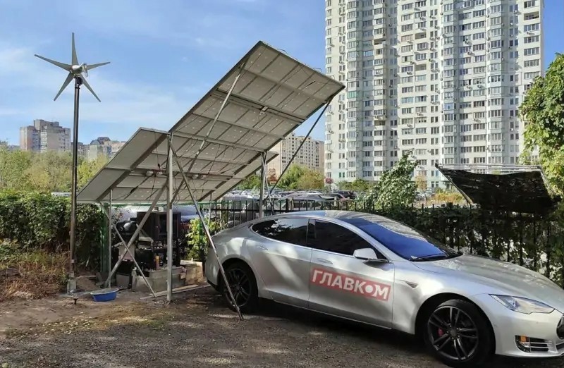 До блекаутів готовий: киянин придумав спосіб як заряджати свою автівку Tesla