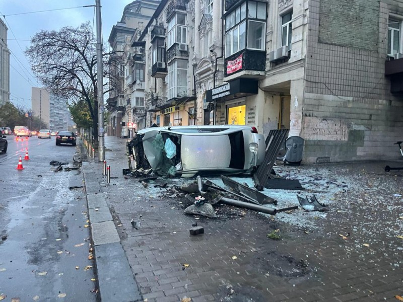 У Києві авто протаранило зупинку: є постраждалі