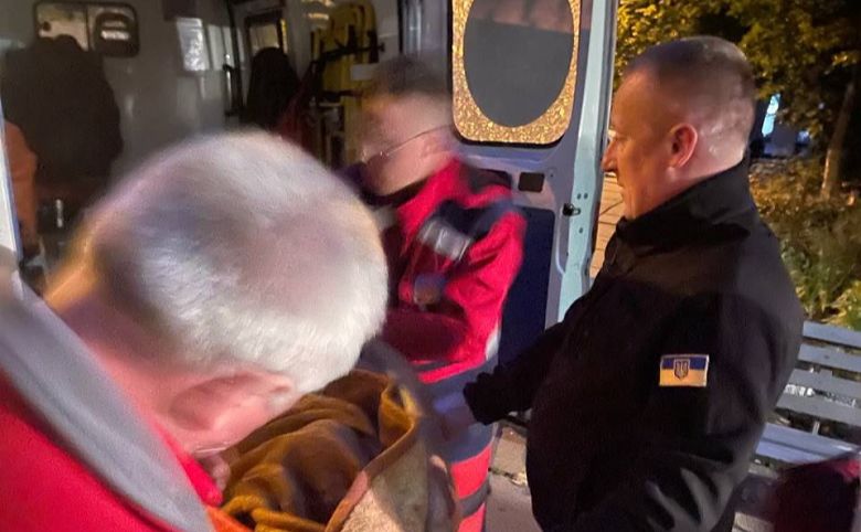 Дві доби пролежала на підлозі: у Києві поліцейські врятували пенсіонерку