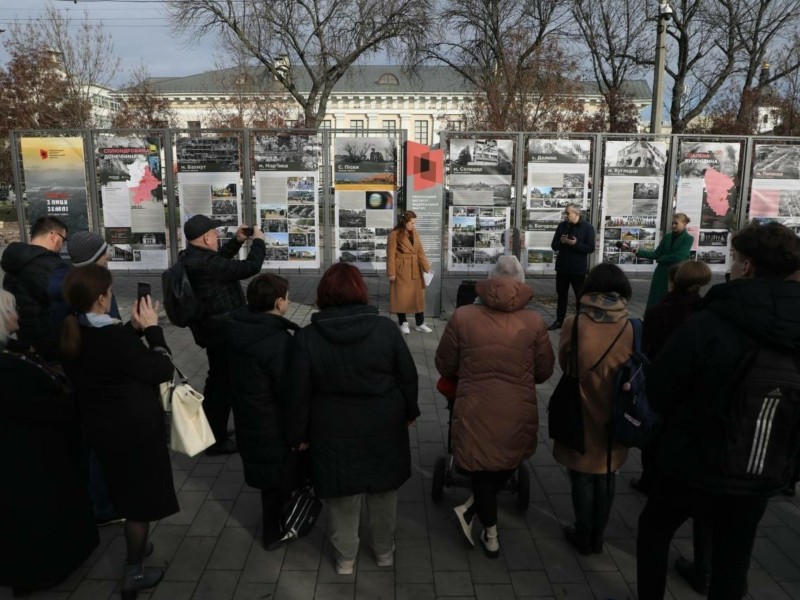 “Стерті з лиця землі”. У Києві відкрили вуличну виставку про зруйновані війною українські міста