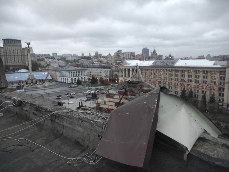 З покрівлі в центрі Києва демонтували надірваний металевий лист, який міг впасти на перехожих