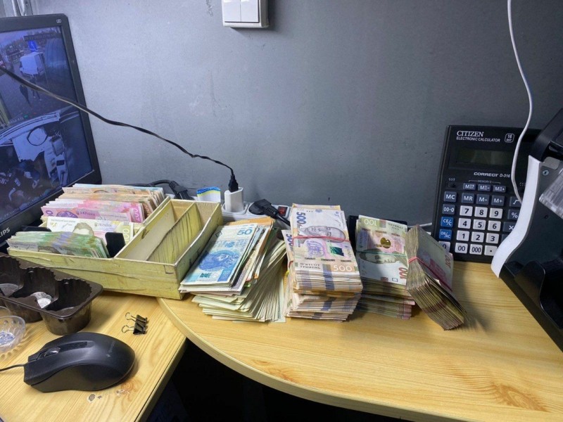 Пункти обміну валют у Києві продавали фальшиві долари США